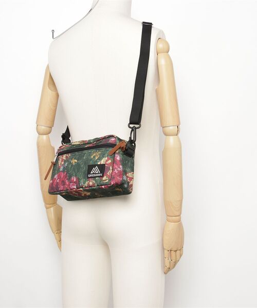 GREGORY(グレゴリー)の「パデッドショルダーポーチM PADDED SHOULDER POUCH M ボタニカルタペストリー(ショルダーバッグ・メンズ・レッド系その他・ONE SIZE)」の2枚目の写真