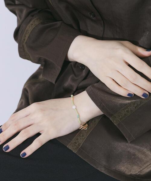 SMELLY(スメリー)の「フラワーモチーフカラフルビーズブレスレット(ブレスレット・レディース・グリーン・-)」の4枚目の写真