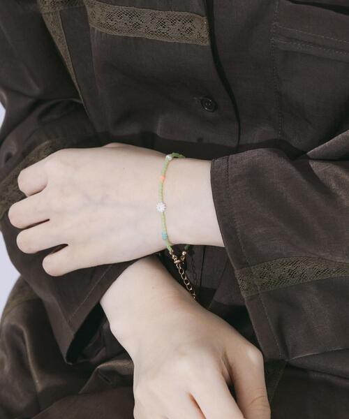 SMELLY(スメリー)の「フラワーモチーフカラフルビーズブレスレット(ブレスレット・レディース・グリーン・-)」の5枚目の写真
