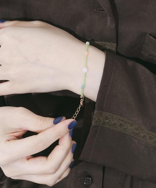 SMELLY(スメリー)の「フラワーモチーフカラフルビーズブレスレット(ブレスレット・レディース・グリーン・-)」の6枚目の写真