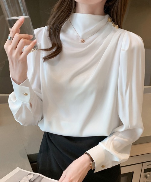 ONEP STAR(ワンピスター)の「ボタンデザインドレープブラウス(シャツ/ブラウス・レディース・ブラック/ブルー/ホワイト/レッド・X-LARGE/LARGE/MEDIUM)」の5枚目の写真