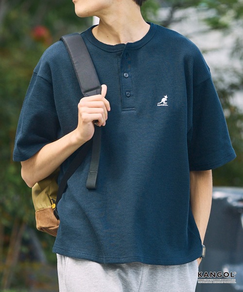 KANGOL(カンゴール)の「KANGOL/カンゴール 別注 ロゴ ワンポイント刺繍 ヘンリーネック ショート丈 ワッフル 半袖Tシャツ(Tシャツ/カットソー・メンズ・杢グレー/オフホワイト/オリーブ系/ブラック/グレイッシュベージュ/ブルーグレー/ダークブラウン/ダークネイビー/チャコール・S/L/M)」の9枚目の写真