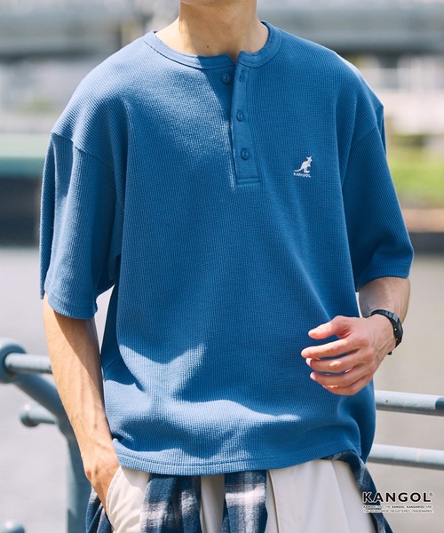 KANGOL(カンゴール)の「KANGOL/カンゴール 別注 ロゴ ワンポイント刺繍 ヘンリーネック ショート丈 ワッフル 半袖Tシャツ(Tシャツ/カットソー・メンズ・杢グレー/オフホワイト/オリーブ系/ブラック/グレイッシュベージュ/ブルーグレー/ダークブラウン/ダークネイビー/チャコール・S/L/M)」の3枚目の写真