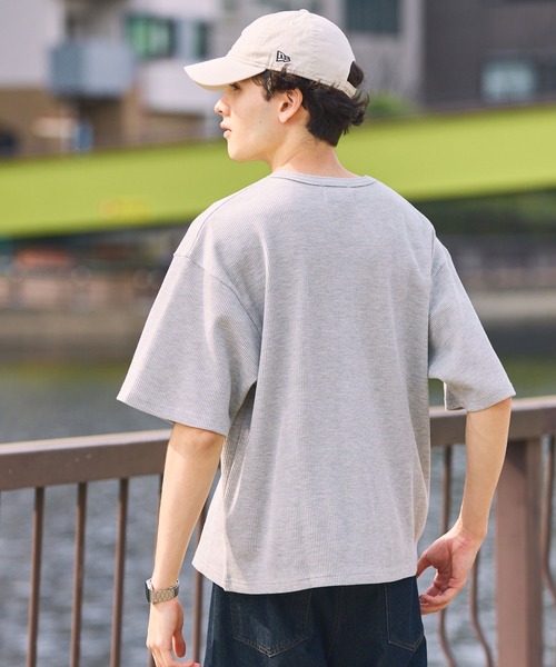 KANGOL(カンゴール)の「KANGOL/カンゴール 別注 ロゴ ワンポイント刺繍 ヘンリーネック ショート丈 ワッフル 半袖Tシャツ(Tシャツ/カットソー・メンズ・杢グレー/オフホワイト/オリーブ系/ブラック/グレイッシュベージュ/ブルーグレー/ダークブラウン/ダークネイビー/チャコール・S/L/M)」の13枚目の写真