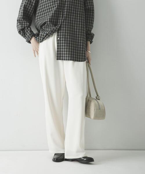 URBAN RESEARCH（アーバンリサーチ）の「サテンイージーセミフレアパンツ（その他パンツ・レディース・オフホワイト/ブラック・38/36）」の2枚目の写真