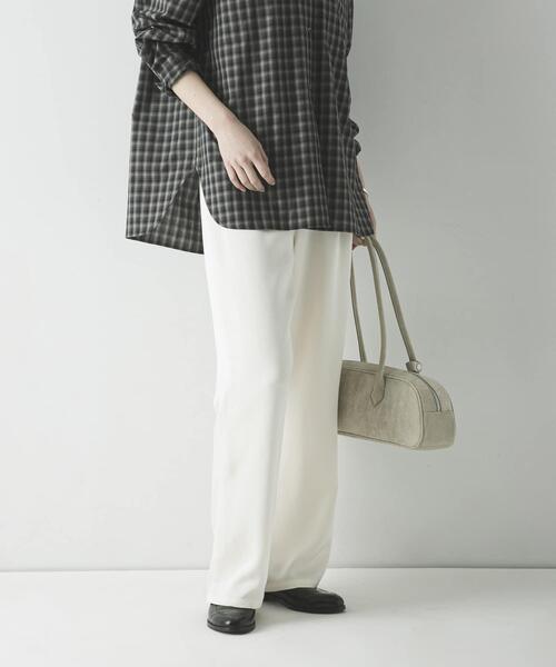 URBAN RESEARCH（アーバンリサーチ）の「サテンイージーセミフレアパンツ（その他パンツ・レディース・オフホワイト/ブラック・38/36）」の4枚目の写真