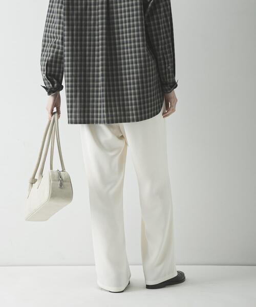 URBAN RESEARCH（アーバンリサーチ）の「サテンイージーセミフレアパンツ（その他パンツ・レディース・オフホワイト/ブラック・38/36）」の5枚目の写真