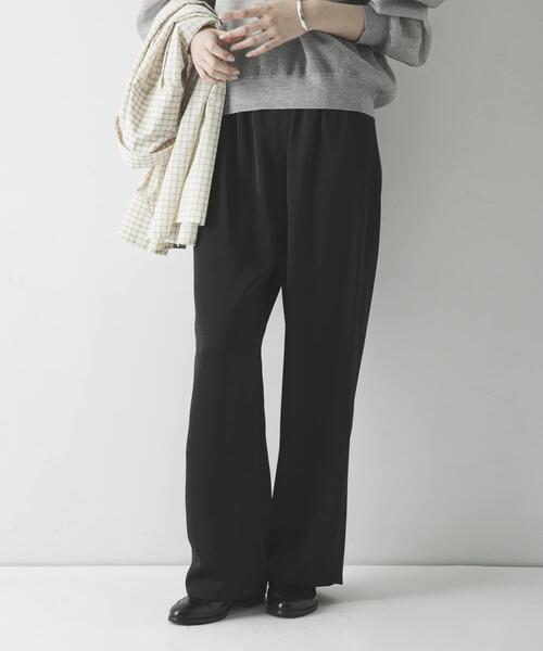 URBAN RESEARCH（アーバンリサーチ）の「サテンイージーセミフレアパンツ（その他パンツ・レディース・オフホワイト/ブラック・38/36）」の14枚目の写真