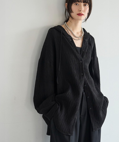 meilmada（メイルマダ）の「フード付きオーバーサイズシャツ（シャツ/ブラウス・レディース・ブラック/ホワイト・FREE）」の2枚目の写真