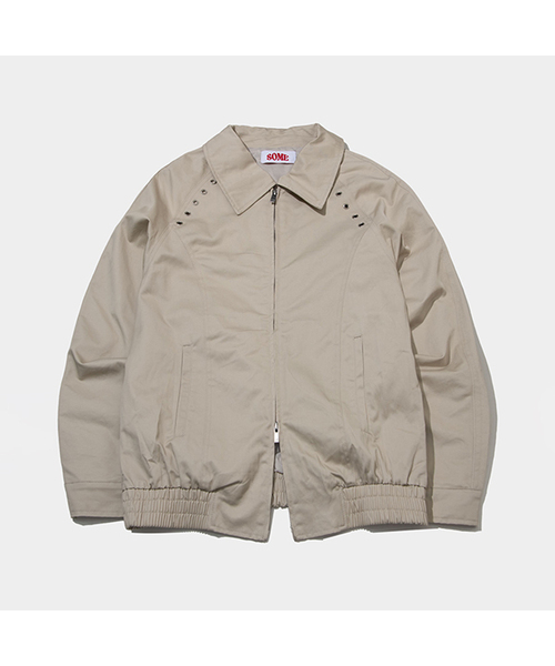 SOMEPLACE MAN(サムプレイス・マン)の「スタンドアイレットディテールコットンカラーブルゾンジャケット_3COLOR(ブルゾン・メンズ・ブラック/ベージュ/カーキ・FREE)」の1枚目の写真
