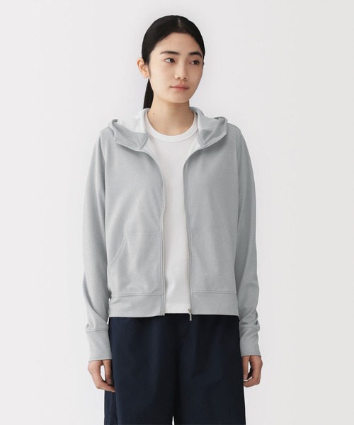 無印良品（ムジルシリョウヒン）の「婦人 ＵＶカット乾きやすいフルジップパーカ（パーカー・レディース・サンドベージュ/ブラック/ラベンダー/グレー系/ブルー/オフホワイト・XL/L/M/S）」の3枚目の写真