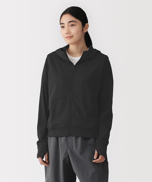 無印良品（ムジルシリョウヒン）の「婦人 ＵＶカット乾きやすいフルジップパーカ（パーカー・レディース・サンドベージュ/ブラック/ラベンダー/グレー系/ブルー/オフホワイト・XL/L/M/S）」の2枚目の写真