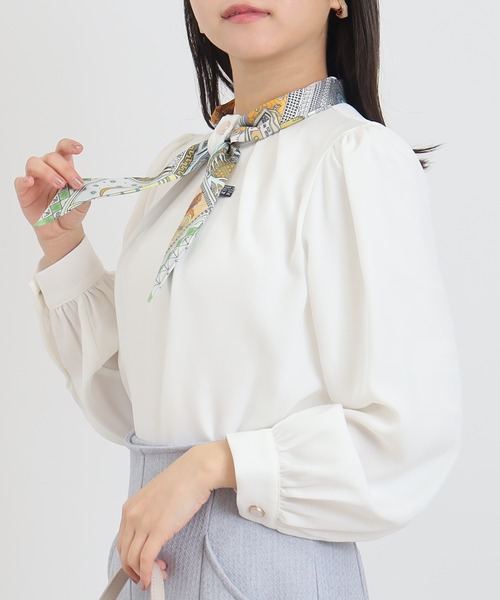 ASTORIA ODIER(アストリアオディール)の「スカーフ付きアレンジリボンブラウス(シャツ/ブラウス・レディース・ホワイト/ライトグレー/ネイビー・SMALL/MEDIUM)」の13枚目の写真
