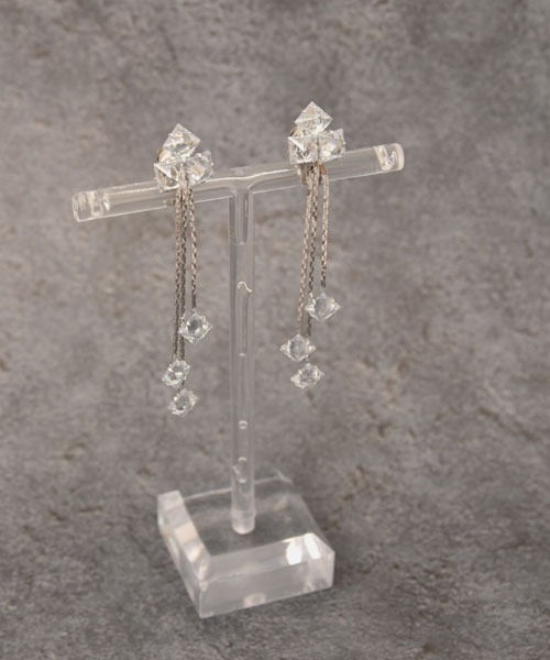 VIBGYOR Women（ヴィブジョー　ウィメン）の「【float】スクエア ビジュー 3連ロングチェーン イヤリング（イヤリング・レディース・シルバー・FREE）」の2枚目の写真