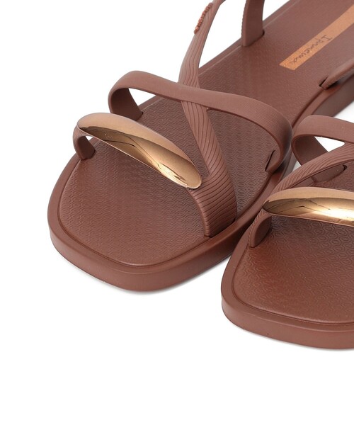 IPANEMA(イパネマ)の「Ipanema: GO CHIC クロス ストラップ ビーチサンダル(サンダル・レディース・ブラック/ブラウン・S/M)」の4枚目の写真