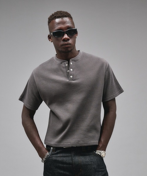 ANDER HUNK(アンダーハンク)の「Metal Henry neck Thermal T/ メタルヘンリーネックサーマルT(Tシャツ/カットソー・メンズ・バーガンディー/パープル/ブラック/グレー系その他/グレー・SMALL/LARGE/MEDIUM)」の2枚目の写真