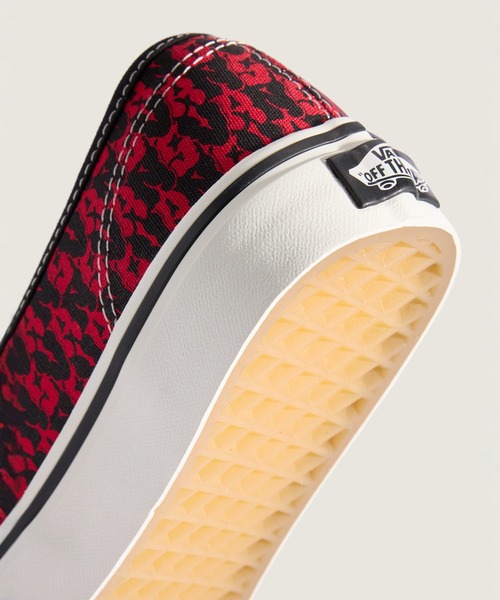 VANS(バンズ)の「オーセンティック / Authentic BLACK/RACING RED VN000EGABRR1(スニーカー・メンズ・ブラック×レッド・5/5.5/6/6.5/7/7.5/8/8.5/9/9.5/10/10.5/11/11.5/12)」の5枚目の写真