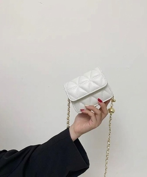 Beststore（ベストストア）の「トライアングル キルティング ミニショルダーバッグ 2サイズ 2カラー チェーンバッグ ゴールドボール 調節可能 斜めがけ ポーチ（ショルダーバッグ・レディース・ホワイト/ブラック・S/XS）」の9枚目の写真