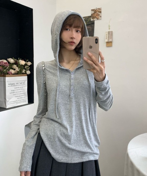 GEMEDA（ジェメダ）の「薄手フード付きヘンリーネック長袖トップス（Tシャツ/カットソー・レディース・ダークグレー/グレー/グリーン・M）」の6枚目の写真