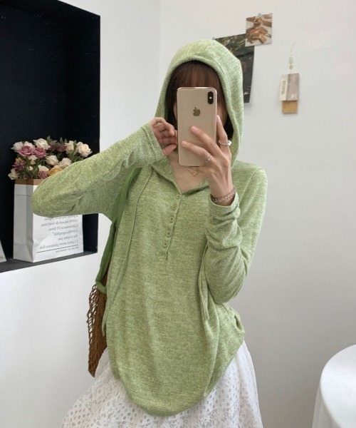 GEMEDA（ジェメダ）の「薄手フード付きヘンリーネック長袖トップス（Tシャツ/カットソー・レディース・ダークグレー/グレー/グリーン・M）」の7枚目の写真