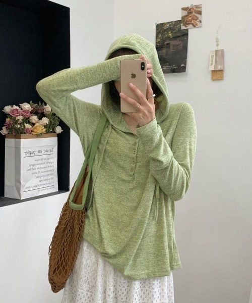 GEMEDA（ジェメダ）の「薄手フード付きヘンリーネック長袖トップス（Tシャツ/カットソー・レディース・ダークグレー/グレー/グリーン・M）」の8枚目の写真