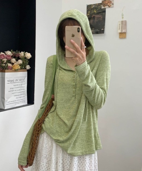 GEMEDA（ジェメダ）の「薄手フード付きヘンリーネック長袖トップス（Tシャツ/カットソー・レディース・ダークグレー/グレー/グリーン・M）」の9枚目の写真
