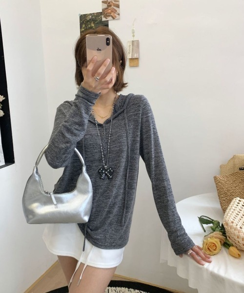 GEMEDA（ジェメダ）の「薄手フード付きヘンリーネック長袖トップス（Tシャツ/カットソー・レディース・ダークグレー/グレー/グリーン・M）」の15枚目の写真