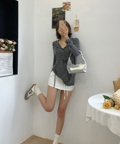 GEMEDA（ジェメダ）の「薄手フード付きヘンリーネック長袖トップス（Tシャツ/カットソー・レディース・ダークグレー/グレー/グリーン・M）」の19枚目の写真