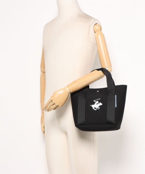 BEVERLY HILLS POLO CLUB(ビバリーヒルズポロクラブ)の「【BEVERLY HILLS POLO CLUB/ビバリーヒルズポロクラブ】【ネオプレーン風パンチング素材 軽量】パンチングネオミニトートバッグ カートバッグ ゴルフ 軽い 丈夫 メッシュ風 スポーティー 大人カジュアル(トートバッグ・レディース・ブラック・FREE)」の14枚目の写真