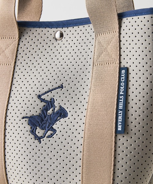 BEVERLY HILLS POLO CLUB(ビバリーヒルズポロクラブ)の「【BEVERLY HILLS POLO CLUB/ビバリーヒルズポロクラブ】【ネオプレーン風パンチング素材 軽量】パンチングネオミニトートバッグ カートバッグ ゴルフ 軽い 丈夫 メッシュ風 スポーティー 大人カジュアル(トートバッグ・レディース・ブラック・FREE)」の5枚目の写真