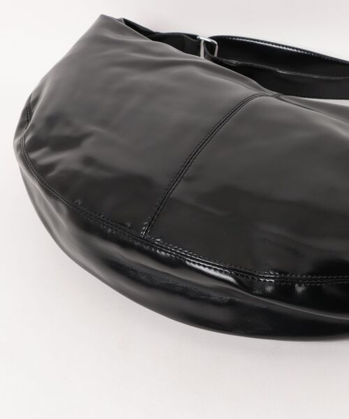 frunco(フランコ)の「エナメル合皮BIGラウンドショルダーBAG(ショルダーバッグ・レディース・ホワイト/ブルー/ブラック/イエロー・FREE)」の6枚目の写真