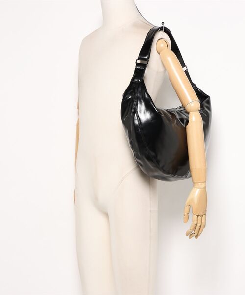 frunco(フランコ)の「エナメル合皮BIGラウンドショルダーBAG(ショルダーバッグ・レディース・ホワイト/ブルー/ブラック/イエロー・FREE)」の8枚目の写真