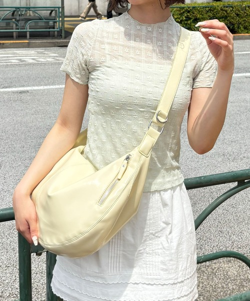 frunco(フランコ)の「エナメル合皮BIGラウンドショルダーBAG(ショルダーバッグ・レディース・ホワイト/ブルー/ブラック/イエロー・FREE)」の1枚目の写真