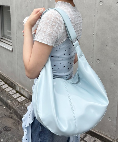 frunco(フランコ)の「エナメル合皮BIGラウンドショルダーBAG(ショルダーバッグ・レディース・ホワイト/ブルー/ブラック/イエロー・FREE)」の4枚目の写真