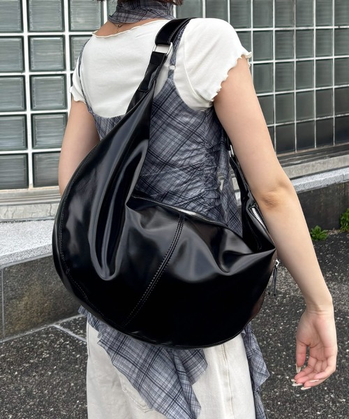 frunco(フランコ)の「エナメル合皮BIGラウンドショルダーBAG(ショルダーバッグ・レディース・ホワイト/ブルー/ブラック/イエロー・FREE)」の3枚目の写真