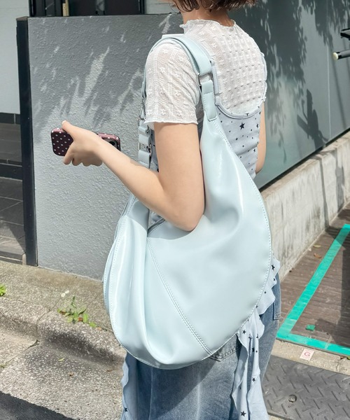 frunco(フランコ)の「エナメル合皮BIGラウンドショルダーBAG(ショルダーバッグ・レディース・ホワイト/ブルー/ブラック/イエロー・FREE)」の16枚目の写真