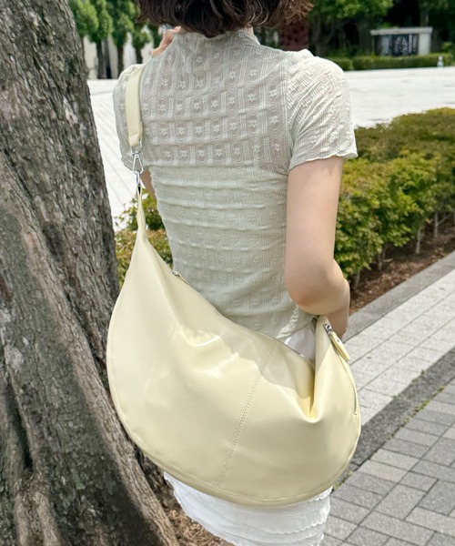 frunco(フランコ)の「エナメル合皮BIGラウンドショルダーBAG(ショルダーバッグ・レディース・ホワイト/ブルー/ブラック/イエロー・FREE)」の22枚目の写真