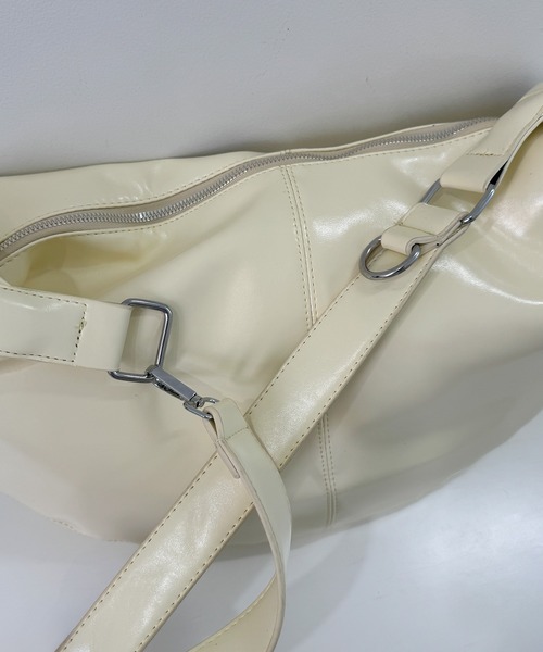 frunco(フランコ)の「エナメル合皮BIGラウンドショルダーBAG(ショルダーバッグ・レディース・ホワイト/ブルー/ブラック/イエロー・FREE)」の12枚目の写真