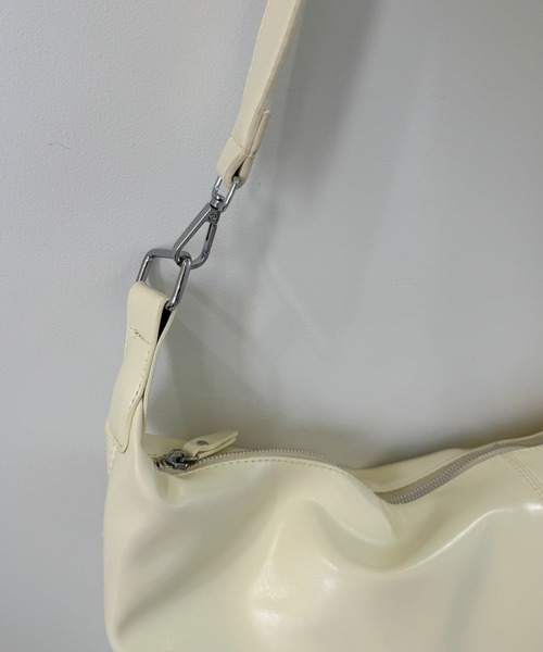 frunco(フランコ)の「エナメル合皮BIGラウンドショルダーBAG(ショルダーバッグ・レディース・ホワイト/ブルー/ブラック/イエロー・FREE)」の11枚目の写真