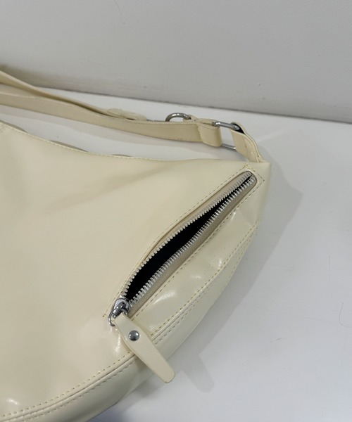 frunco(フランコ)の「エナメル合皮BIGラウンドショルダーBAG(ショルダーバッグ・レディース・ホワイト/ブルー/ブラック/イエロー・FREE)」の10枚目の写真