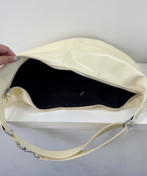 frunco(フランコ)の「エナメル合皮BIGラウンドショルダーBAG(ショルダーバッグ・レディース・ホワイト/ブルー/ブラック/イエロー・FREE)」の13枚目の写真