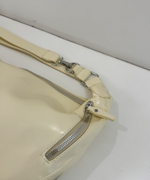 frunco(フランコ)の「エナメル合皮BIGラウンドショルダーBAG(ショルダーバッグ・レディース・ホワイト/ブルー/ブラック/イエロー・FREE)」の9枚目の写真