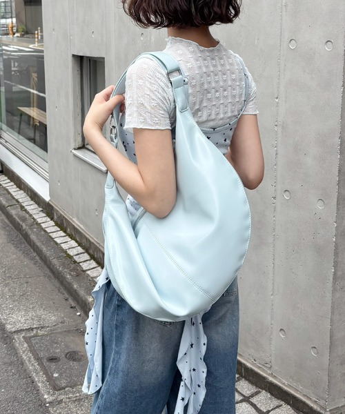 frunco(フランコ)の「エナメル合皮BIGラウンドショルダーBAG(ショルダーバッグ・レディース・ホワイト/ブルー/ブラック/イエロー・FREE)」の17枚目の写真