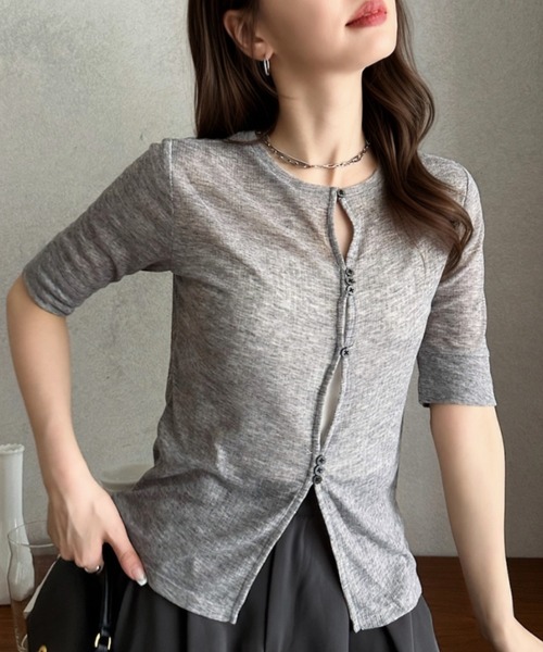 Eclat one（エクラワン）の「【Eclat one】フロント ボタン シアー コンパクト プルオーバー（Tシャツ/カットソー・レディース・グレー/レッド/ピンク/ブラック・FREE）」の2枚目の写真