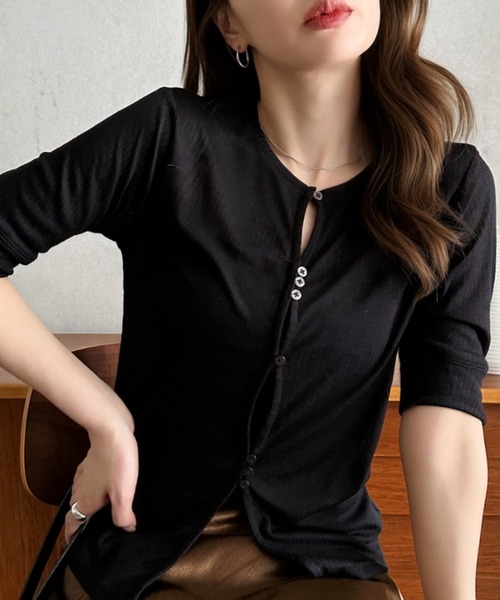 Eclat one（エクラワン）の「【Eclat one】フロント ボタン シアー コンパクト プルオーバー（Tシャツ/カットソー・レディース・グレー/レッド/ピンク/ブラック・FREE）」の6枚目の写真