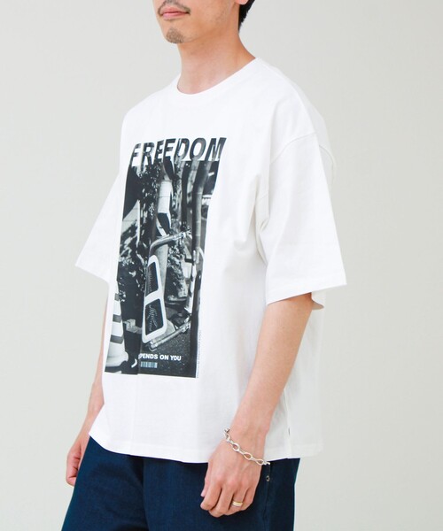 GLOSTER(グロスター)の「【1枚でキマる主役TEE】フォト×メッセージプリントTEE(Tシャツ/カットソー・メンズ・ホワイト系その他3/ホワイト系その他2/ホワイト系その他4/ホワイト系その他・L/M)」の17枚目の写真