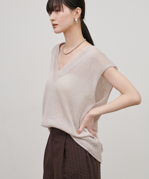 LARUTA（ラルータ）の「【LARUTA】［WEB限定］ドライタッチシアーVネックノースリ（ベスト・レディース・アイボリー/グレイッシュベージュ/ブラック/グレー・FREE）」の2枚目の写真
