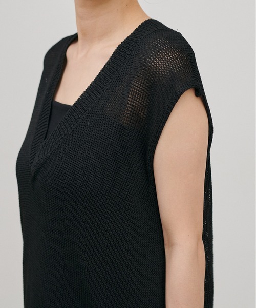 LARUTA（ラルータ）の「【LARUTA】［WEB限定］ドライタッチシアーVネックノースリ（ベスト・レディース・アイボリー/グレイッシュベージュ/ブラック/グレー・FREE）」の5枚目の写真
