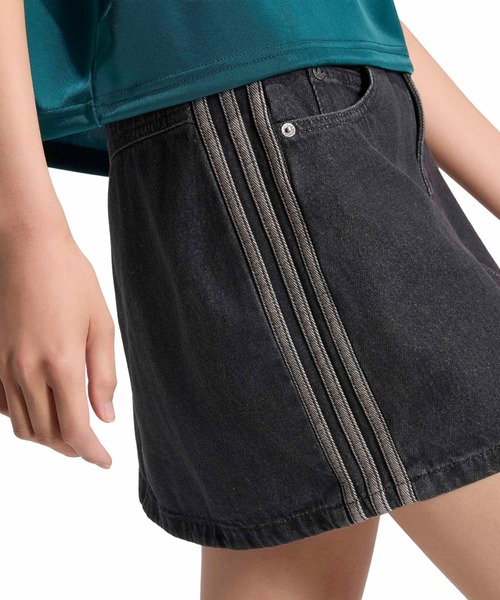 adidas(アディダス)の「adidas 3 STRIPES MINI SKIRT DENIM / アディダス 3 ストライプス ミニスカート デニム(デニムスカート・レディース・ブラック・L/M/S)」の3枚目の写真