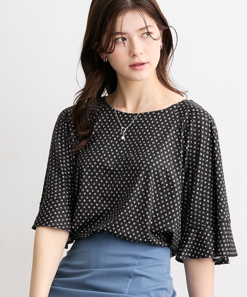 slattgir(スラットジール)の「高身長 ダイヤ柄プリント袖フレアカットソートップス(接触冷感・UVカット)(Tシャツ/カットソー・レディース・ブラック/ホワイト・T5L/T3L/TL/TM/TLL/T4L)」の2枚目の写真
